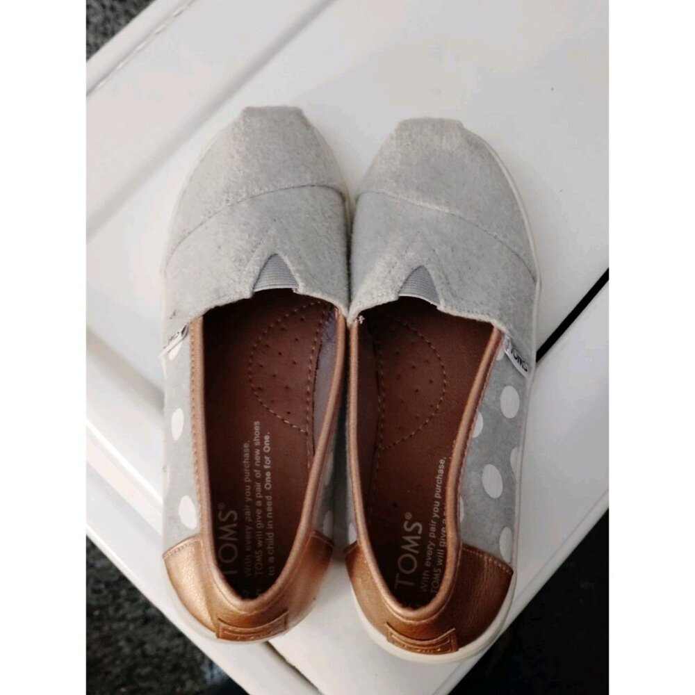 TOMS Size 2.5 Girls Gray White Polka Dot Metallic Rose Slip On Shoes NICE - Picture 6 of 9